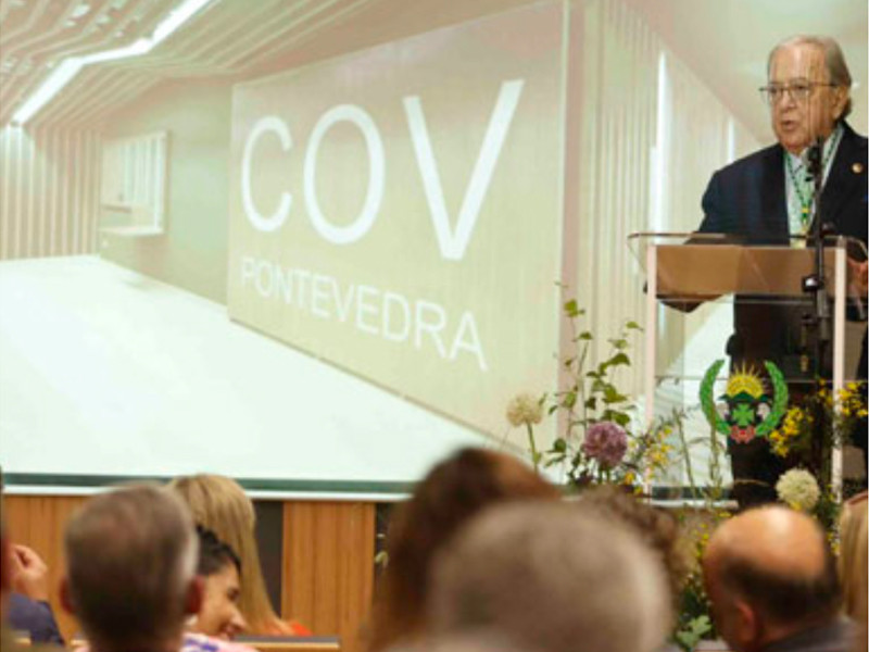 Diego Murillo receives the Gold Medal from the College of Veterinary Surgeons in Pontevedra