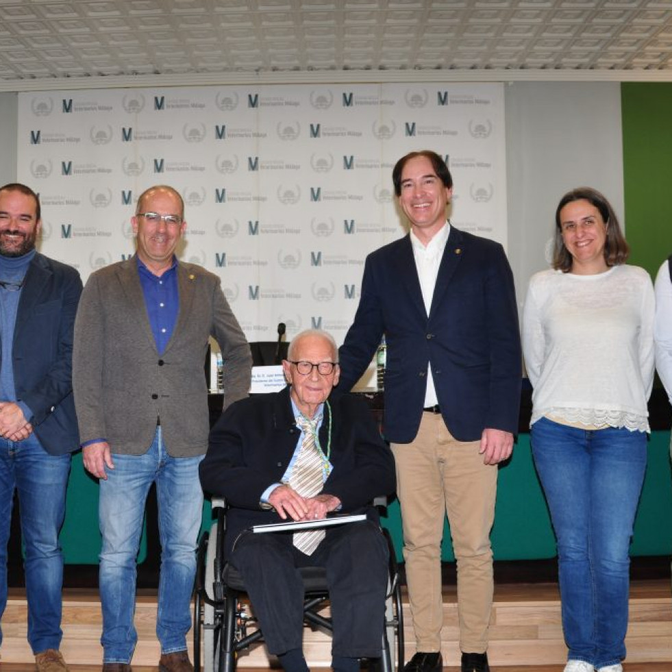 El Colegio de Málaga homenajea al veterinario Rafael Rivas con motivo de sus 100 años de vida
