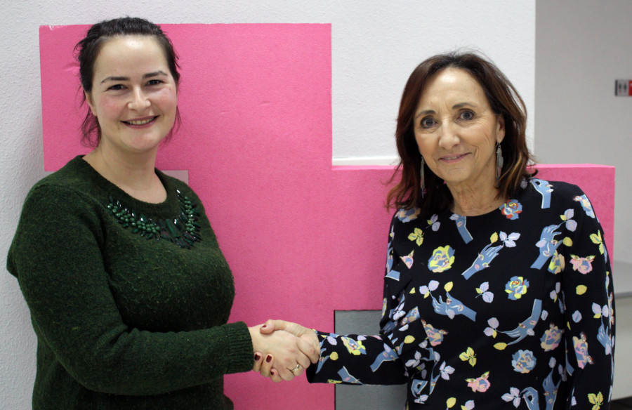 A la izquierda, María Ángeles López, presidenta de Darmur, junto a María Josefa Fernández del Palacio, gerente del Hospital Veterinario UMU