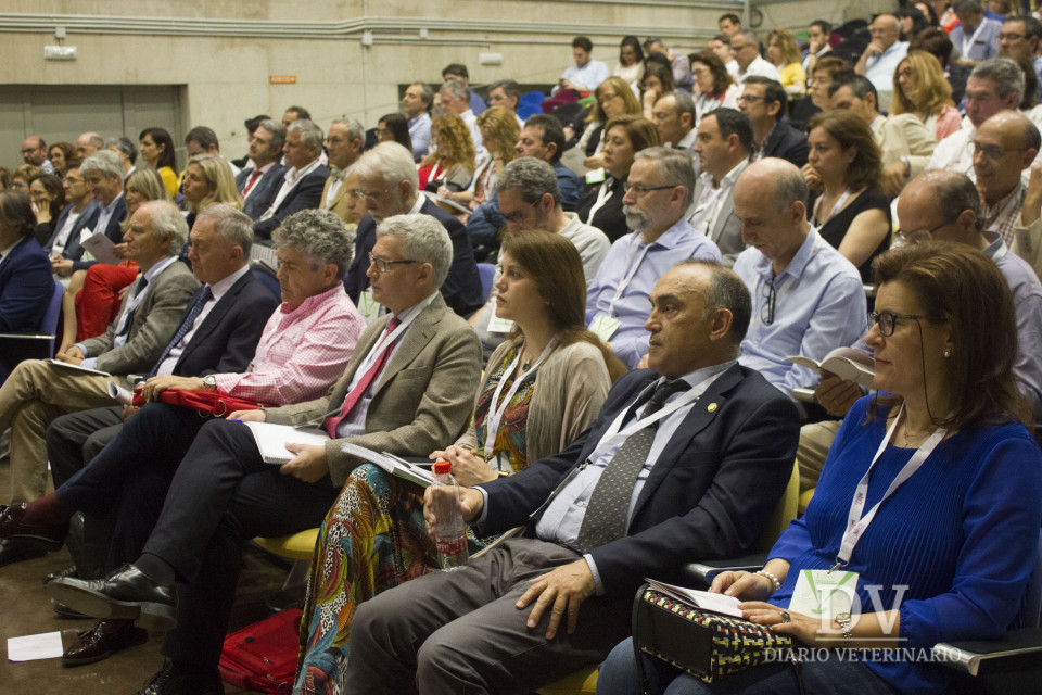 Los ponentes y gran parte de los presidentes de los Colegios Veterinarios pendientes de la inaugurac