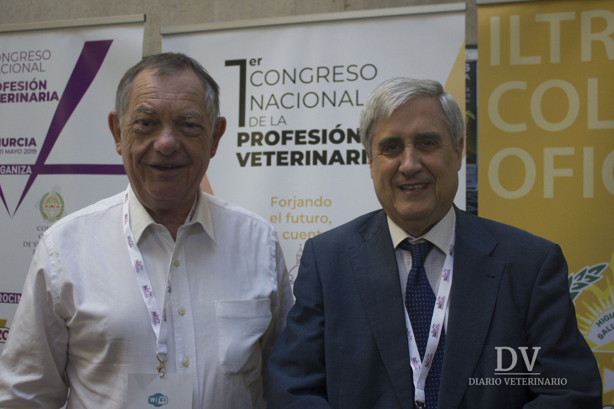 Bernard Vallat junto a Juan José Badiola.