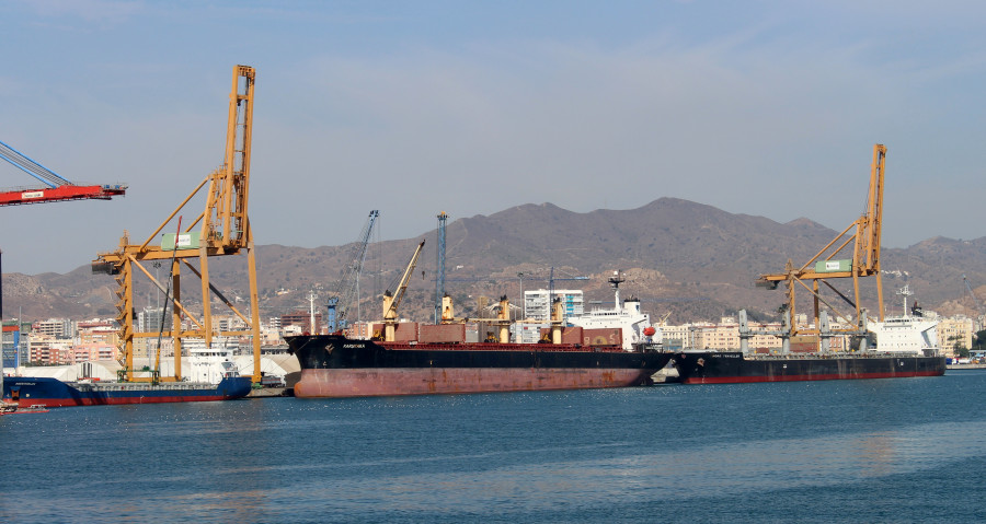 Tres buques de mercancas en muelle 9