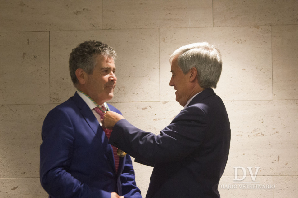 Juan Antonio Vicente Báez recibiendo la medalla de Badiola