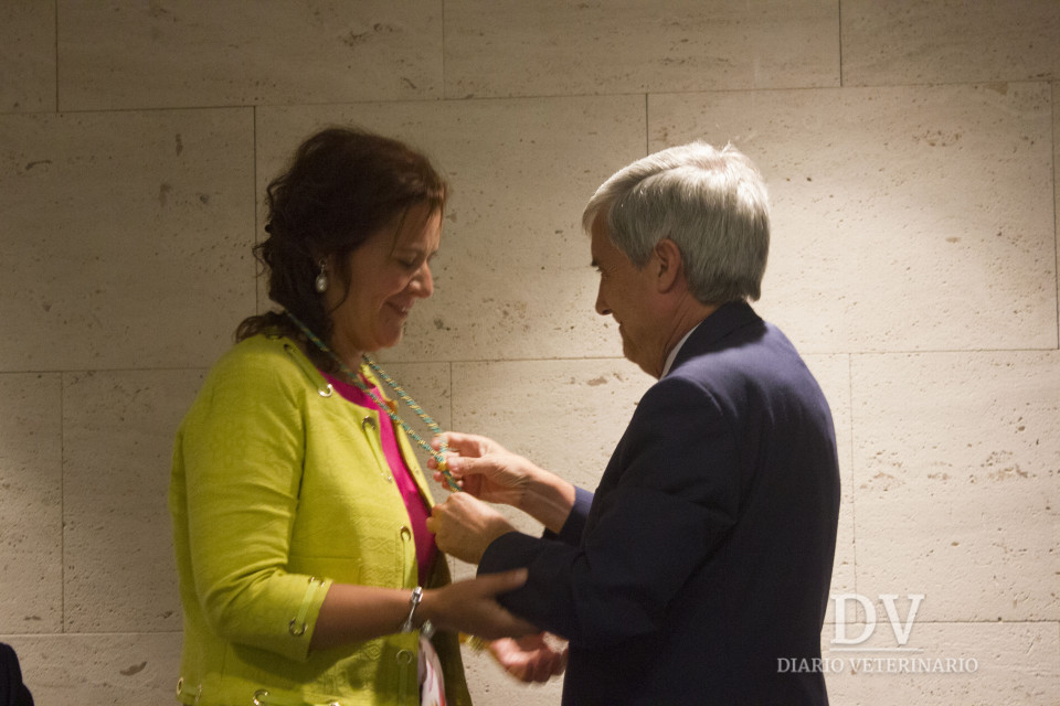 Ana María López Pombo recibe la medalla por parte de Badiola