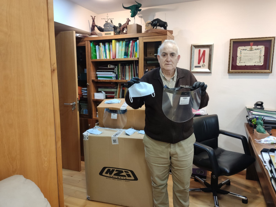 Fulgencio Fernández Buendía con equipos de protección sanitaria