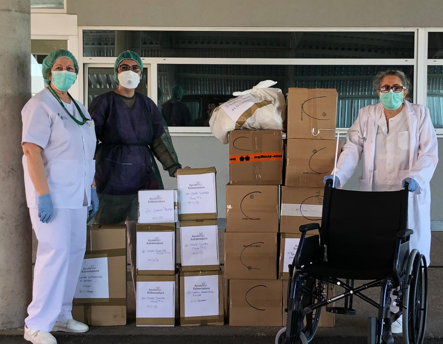 Entrega de material de AyudaVet a centros sanitarios, hospitales y residencias