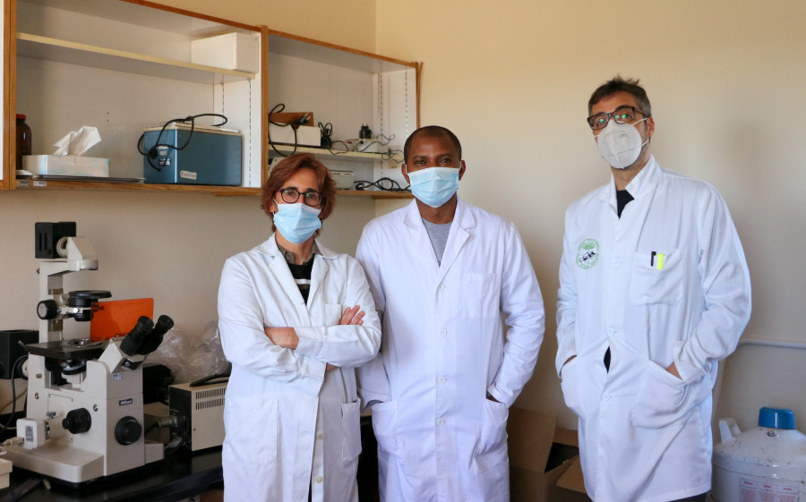Apeh Omede (centro) junto a Ana Carvajal y Héctor Argüello