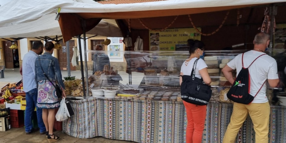 Veterinarios analizan preferencias de seguridad alimentaria en compradores en mercadillos