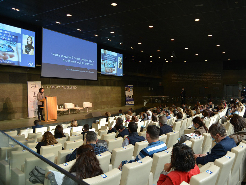 El auditorio atento a la charla de la periodista Laura Chaparro