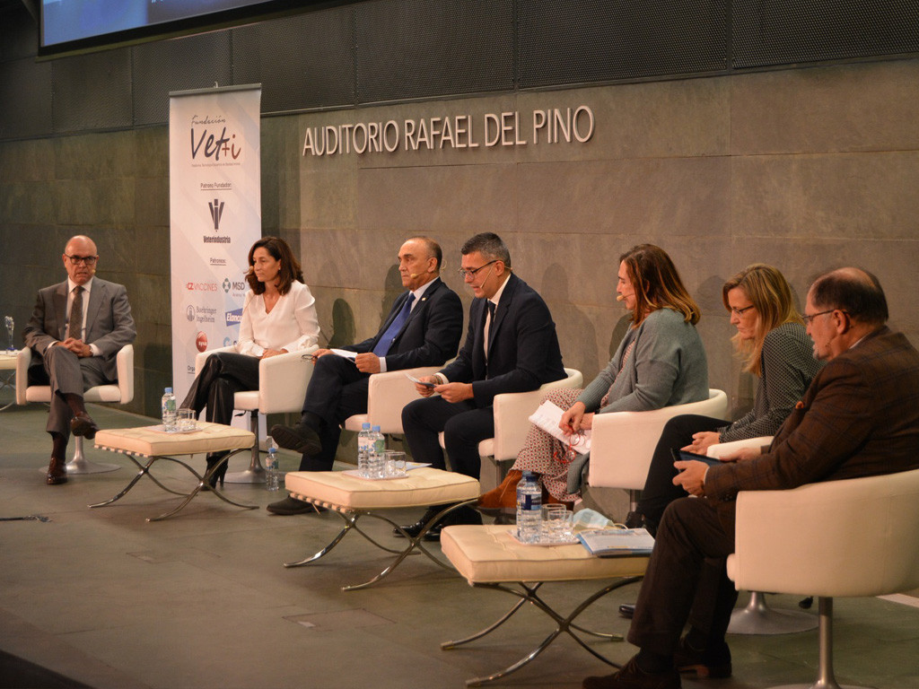 Mesa redonda “Comunicación y fake news, cómo luchar por la comunicación real del sector”