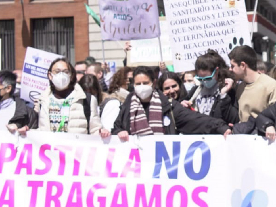 Delia Saleno en la cabeza de la pancarta de CEVE