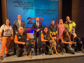 Reconocen el trabajo de perros de salvamento con la Medalla al Mérito de la Protección Civil