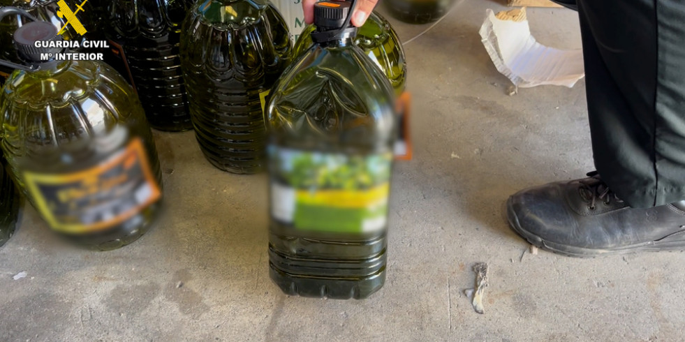 Inmovilizados más de 143.000 litros de aceite que se vendían como virgen extra en Sevilla