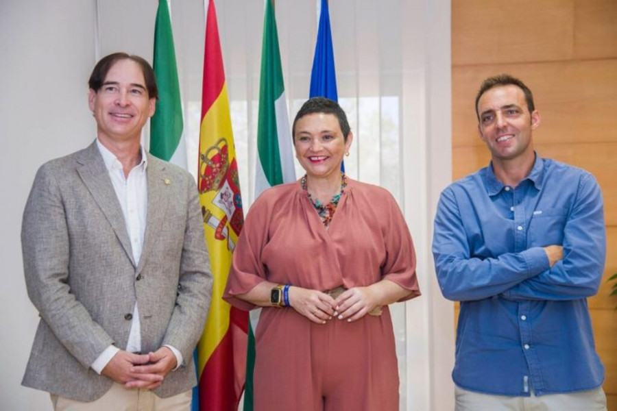 El presidente del Colegio de Veterinarios, Juan Antonio de Luque y la alcaldesa de Torremolinos, Margarita del Cid