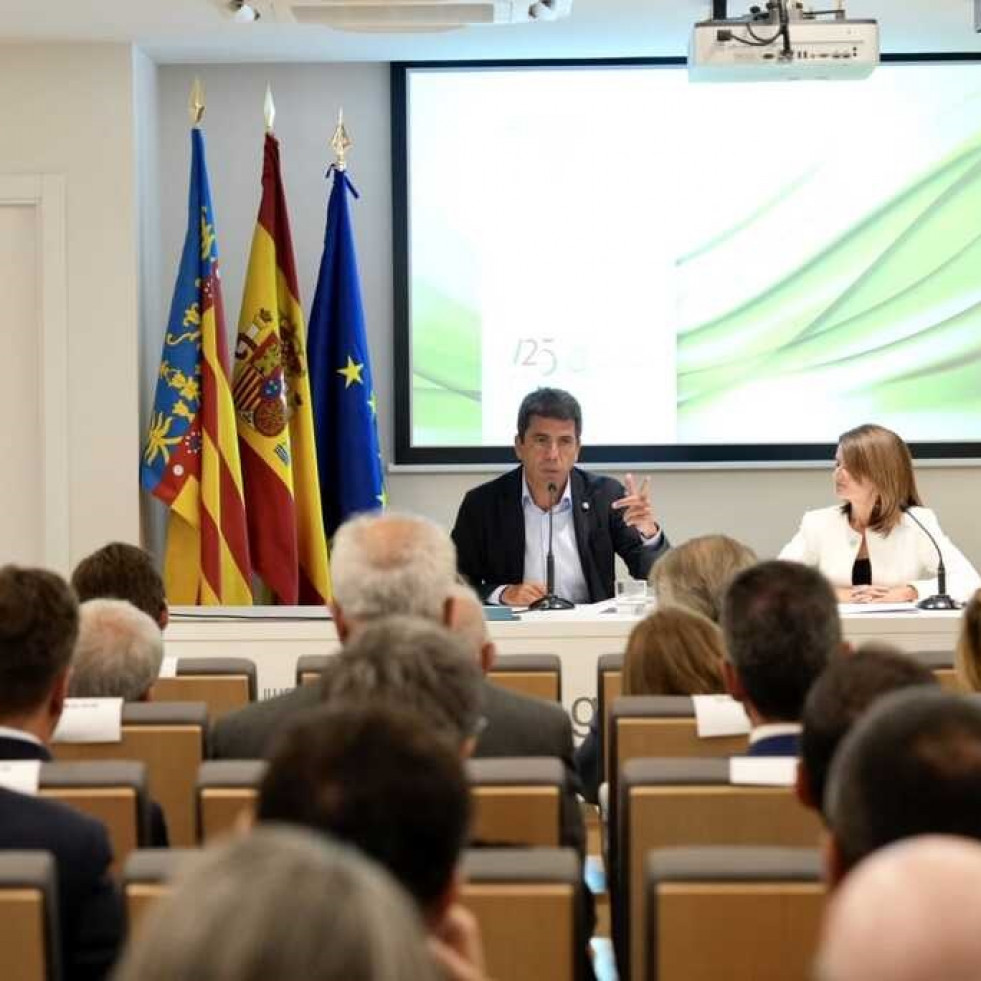 El presidente de la Generalitat Valenciana se compromete a potenciar las relaciones con los veterinarios