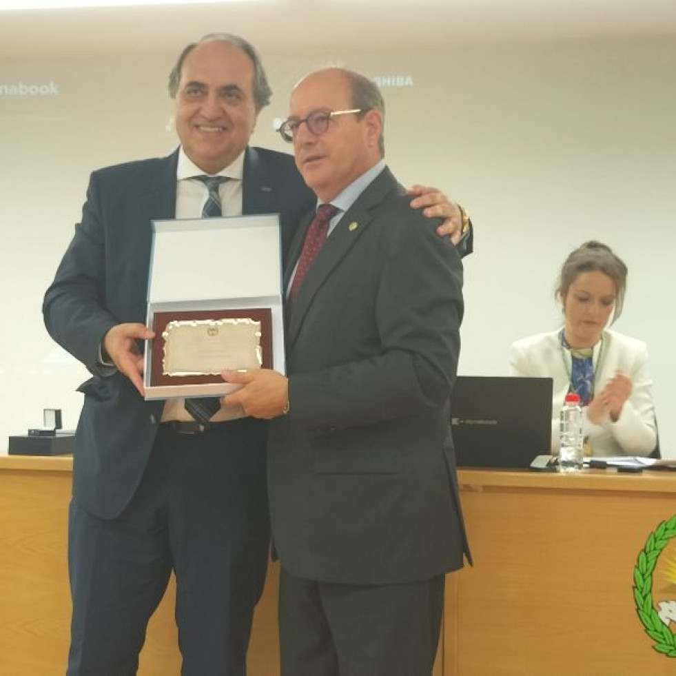 Victorio Lobo, ex presidente del Colegio de Veterinarios de Zamora, recibe el homenaje de sus compañeros
