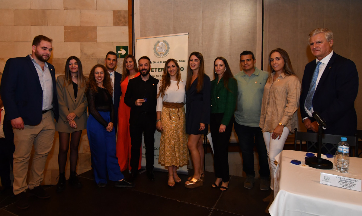 7 10 El presidente del Colegio de Veterinrios de Toledo con los nuevos colegiados.