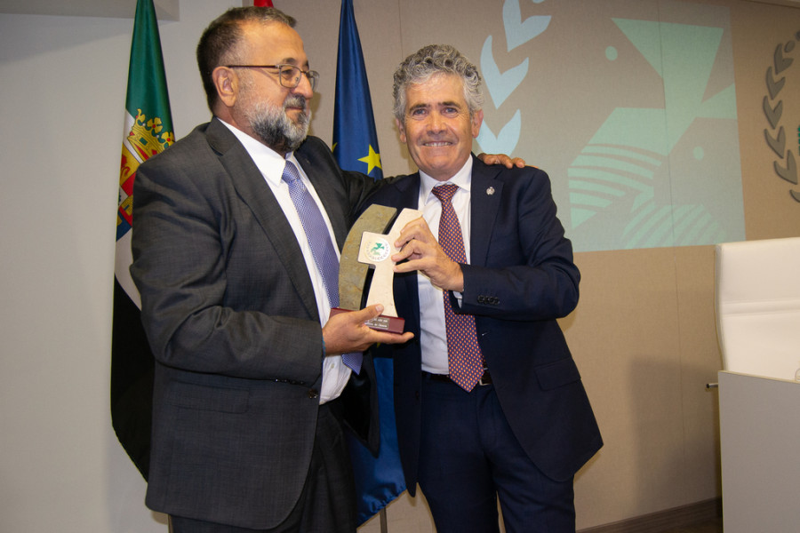 El decado de la Facultad de Cáceres recibe el Premio San Francisco de Asís 2023 (1)