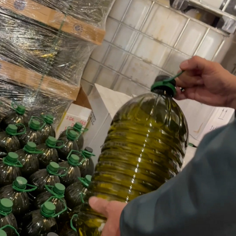 Intervienen en Sevilla 400 litros de aceite con etiquetado falso