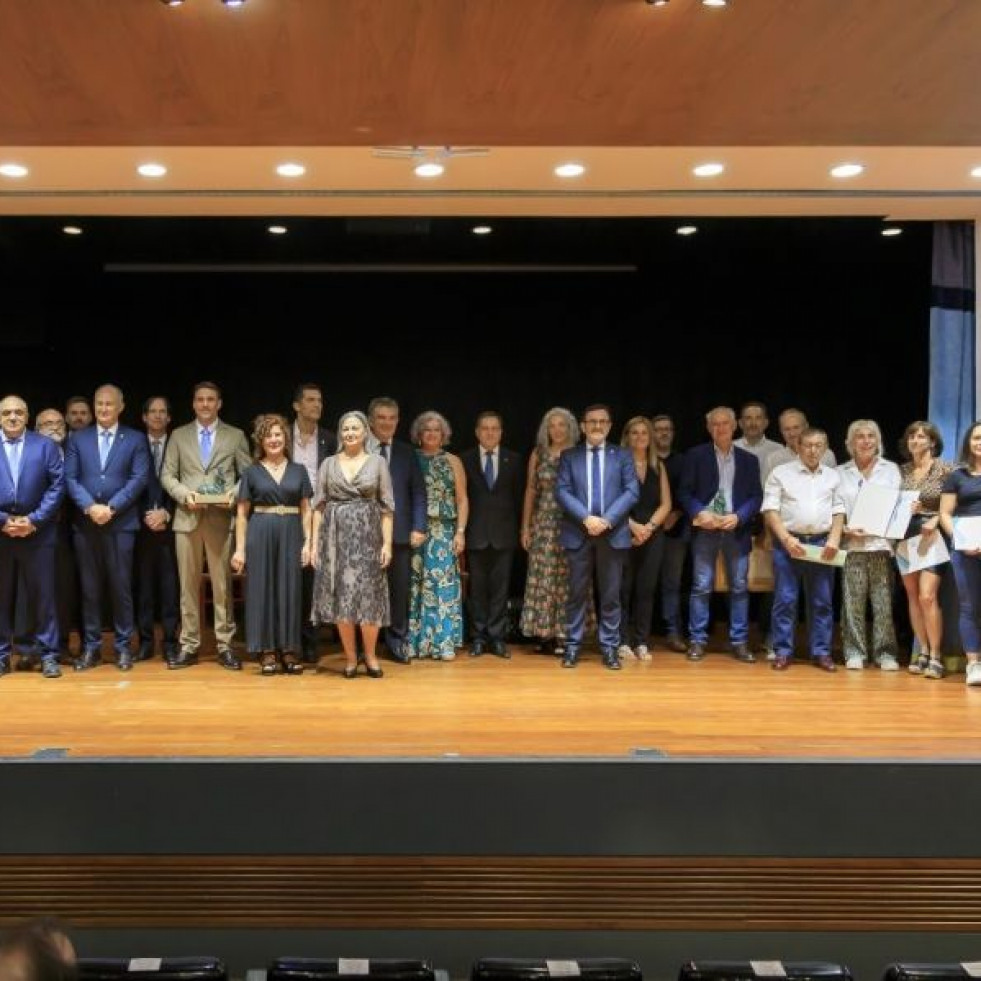 El Colegio de Murcia entrega su medalla de oro al Consejo General de Colegios Veterinarios de España