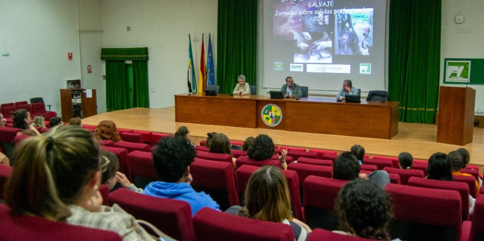 Santiago Borragán, veterinario del Parque de Cabárceno, comparte su experiencia con los estudiantes