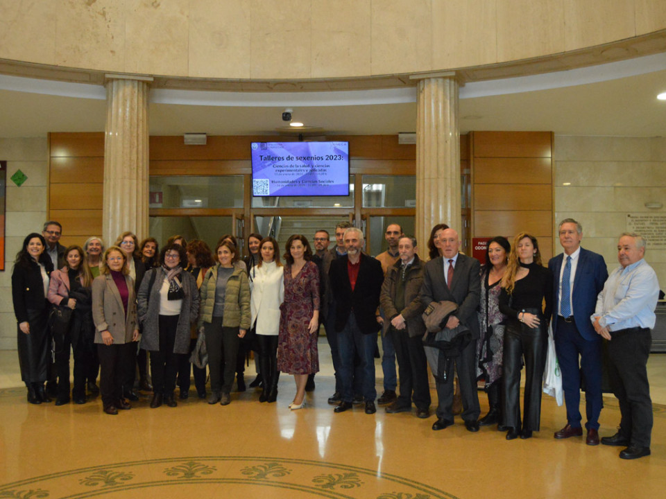 Asistentes al acto posan con la decana