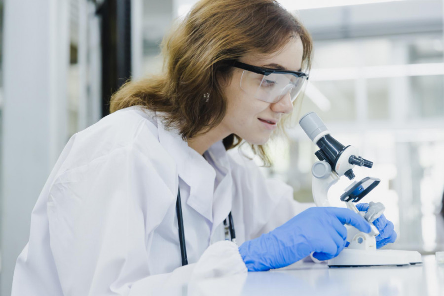 Mujer laboratorio
