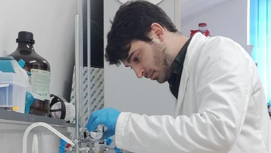 Aly Jesús Castillo en un laboratorio de la USC
