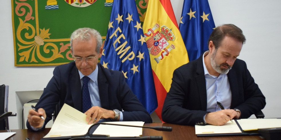 Firman un convenio para dar formación a todos los municipios de España en materia de protección animal