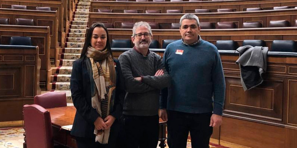 PACMA se reúne con Sumar para pedir la bajada del IVA veterinario y la desgravación de facturas veterinarias