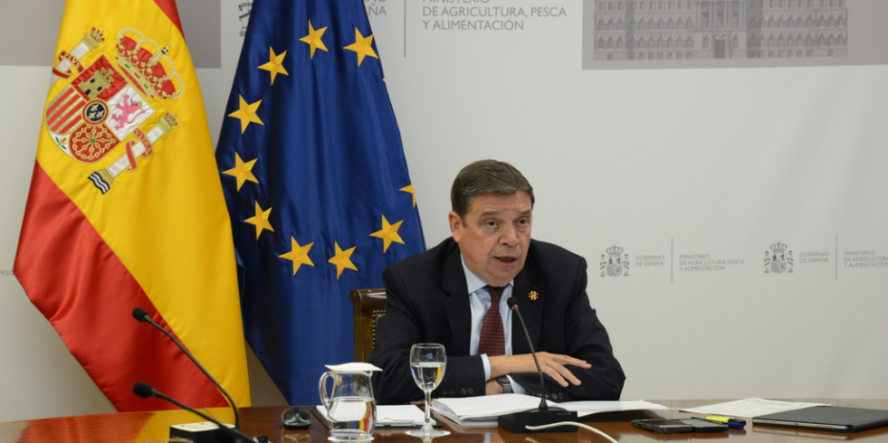 El sector veterinario exige la dimisión de Luis Planas, ministro de Agricultura, por su gestión del RD 666/2023