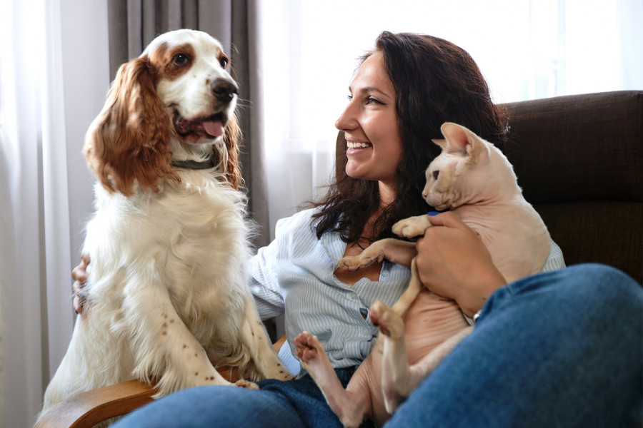 Mujer con perro y gato