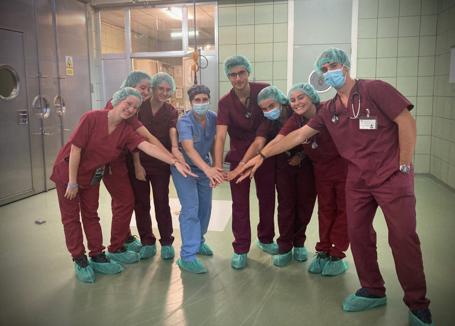 María Villaba y su equipo en el hospital Veterinario Complutense