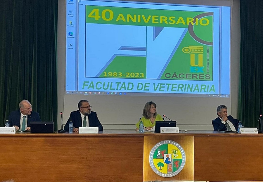 Presidentes y decano en el acto de 40 aniversario de la facultad de veterinaria UEX