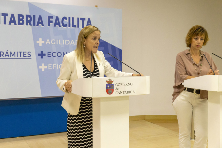 La consjejera de Presidencia, Isabel Urrutia, y la directora general de Función Pública, Isabel Barragán