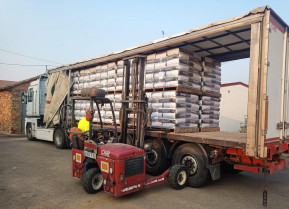 Castilla y León reparte alimentos a 74 ganaderías afectadas por los incendios