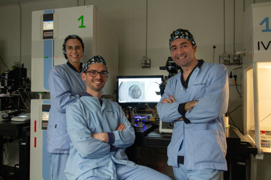 Mònica Acacio, responsable de veterinaria y coordinadora de investigación, Enric Mestres y Nuno Costa Borges Embryotools