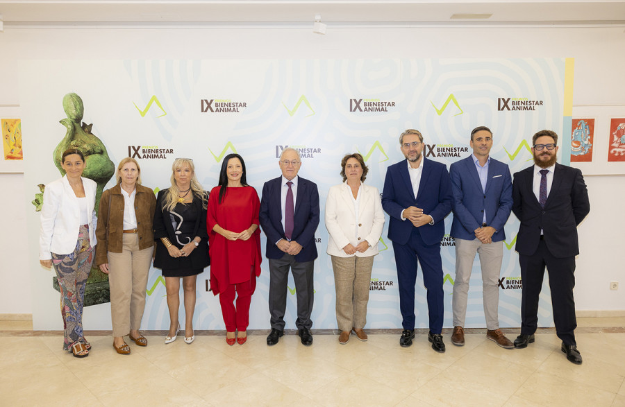 Los premiados junto a miembros de Colvema y representantes veterinarios.
