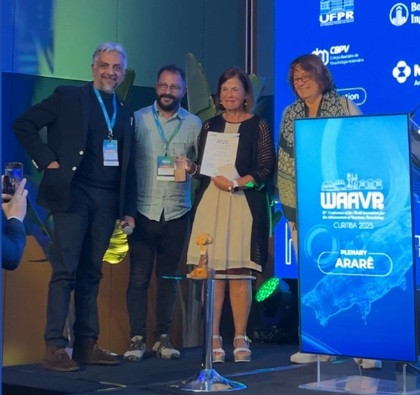 Guadalupe Miru00f3 recogiendo el premio de la Asociaciu00f3n Mundial de Parasitologu00eda Veterinaria